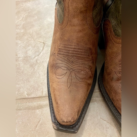 Gorgeous J.B. Dillon distressed leather cowgirl booties! - Picture 12 of 17